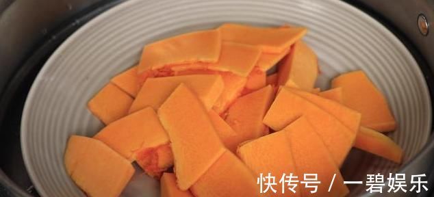 南瓜丸子|南瓜丸子这样做太好吃,无水无油,补钙强骨,出锅孩子抢着吃!