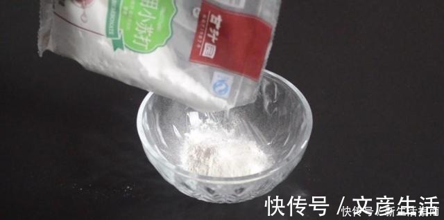 油垢|厨房瓷砖上满是油垢教你一招,不用一滴水,瓷砖立马光亮如新!