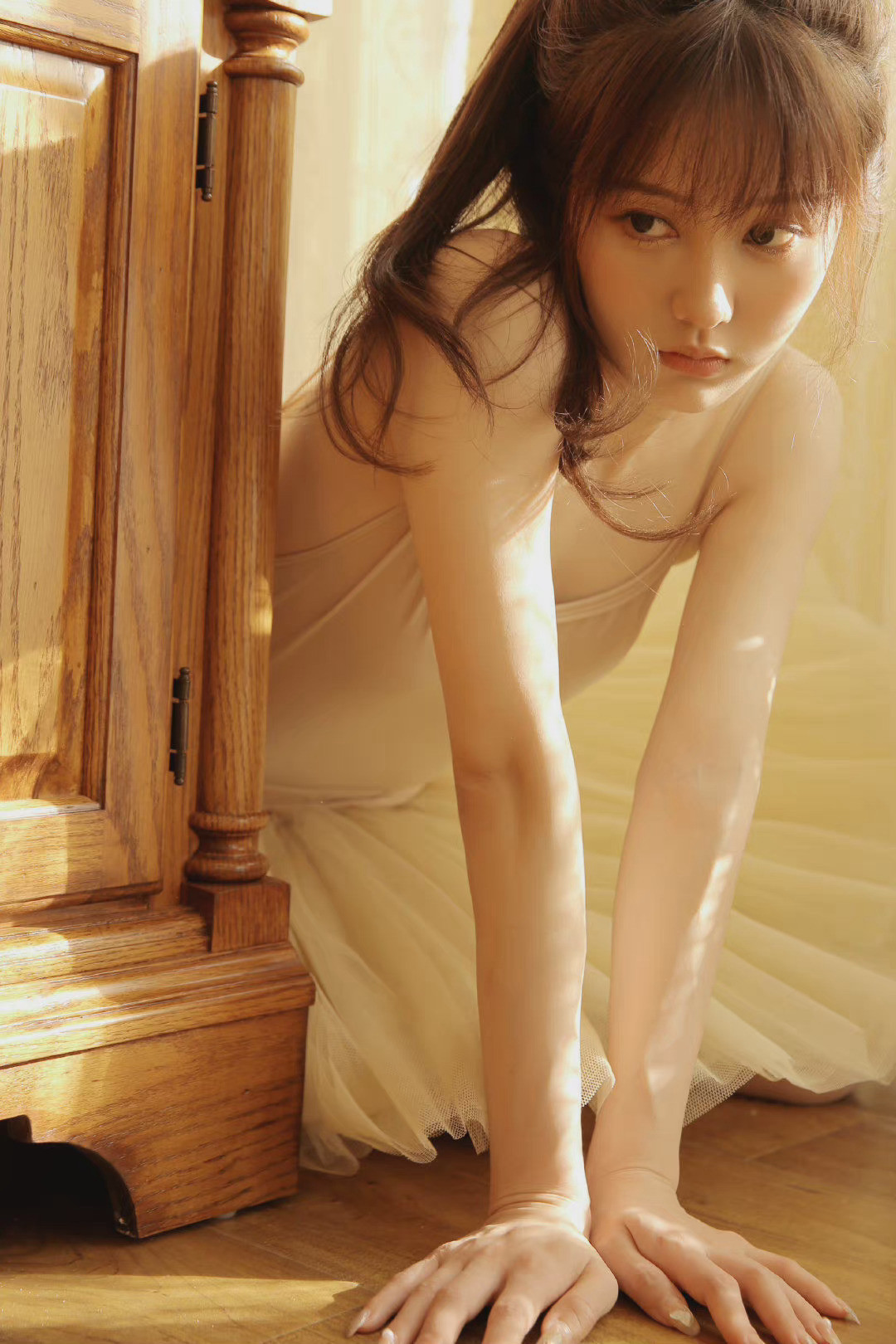 少女#沐浴阳光下纯白的芭蕾舞少女, 如阳光般灿烂夺目, 美不胜收!