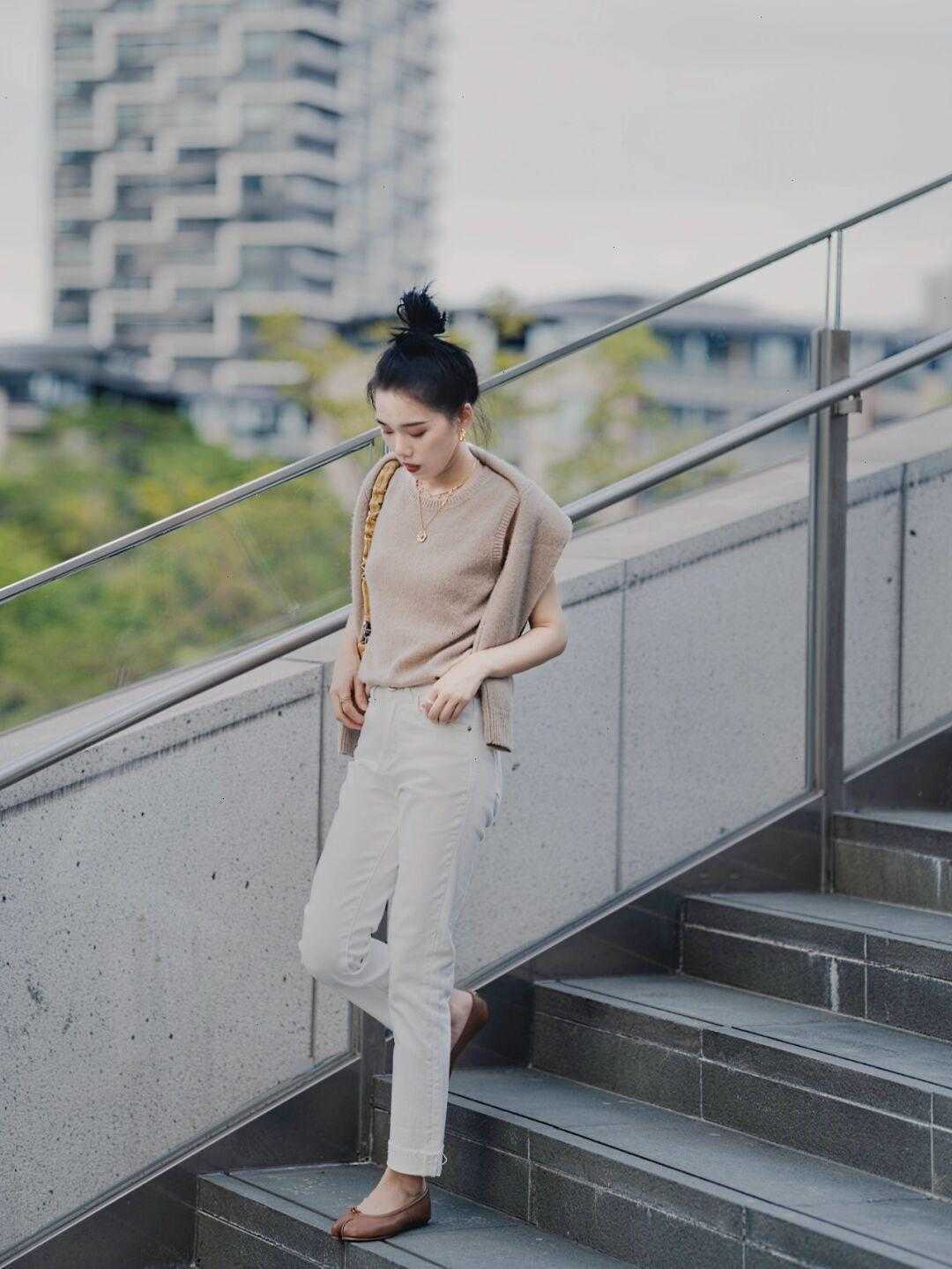 针织衫|胖女孩最关心的搭配来了,针织衫搭配半身裙时髦又精致,显高显瘦