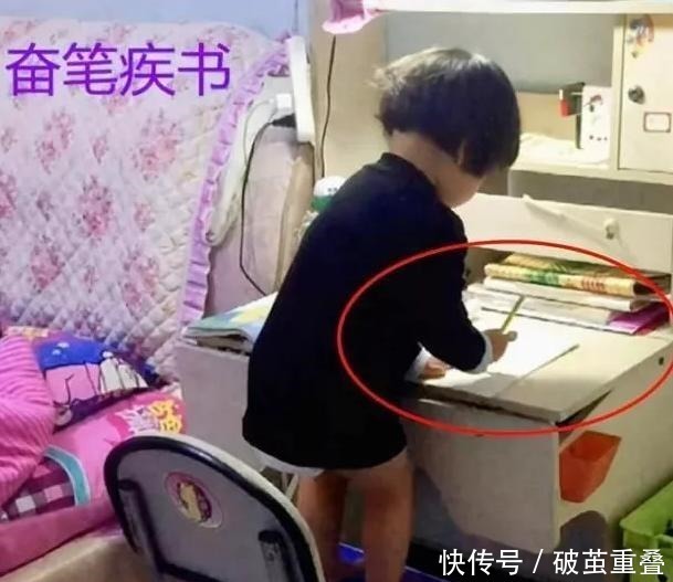 吉祥物|“吉祥物”妹妹火了,哥哥写作业把她放书桌上,妹妹表情太搞笑