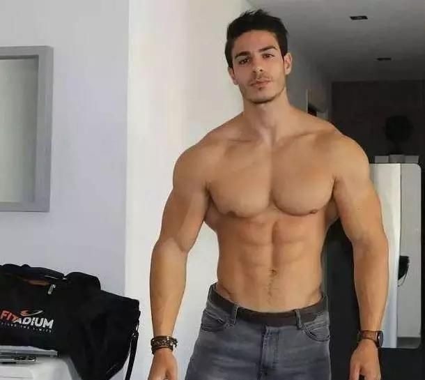 锻炼|胸肌练不好看?因为你忽略了中缝,每天多练习5分钟就够了