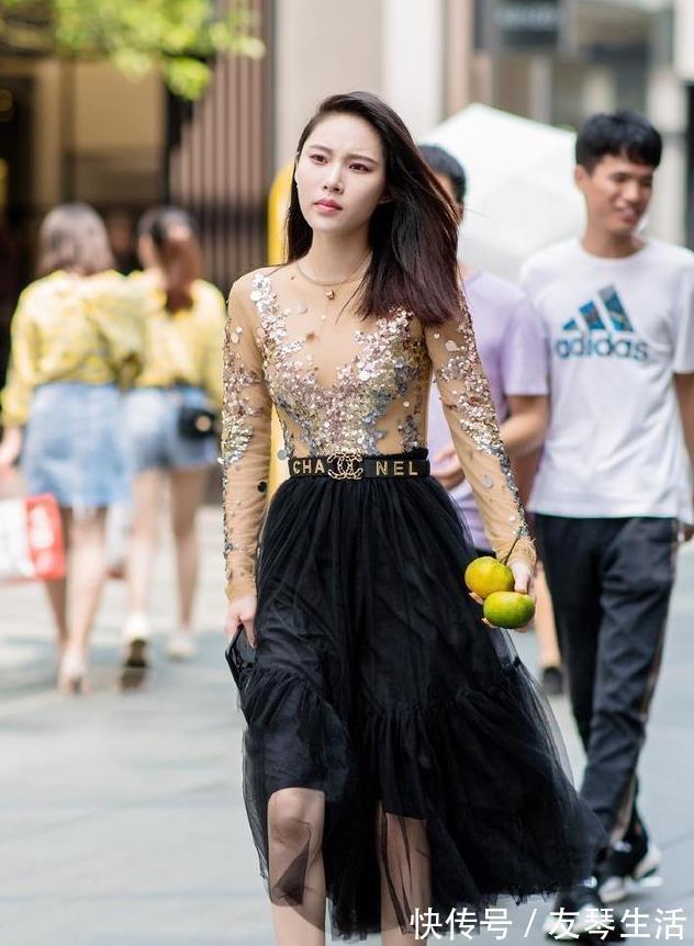 街拍 裙角飘扬的春装搭配,时髦又可爱的姑娘千万不要错过