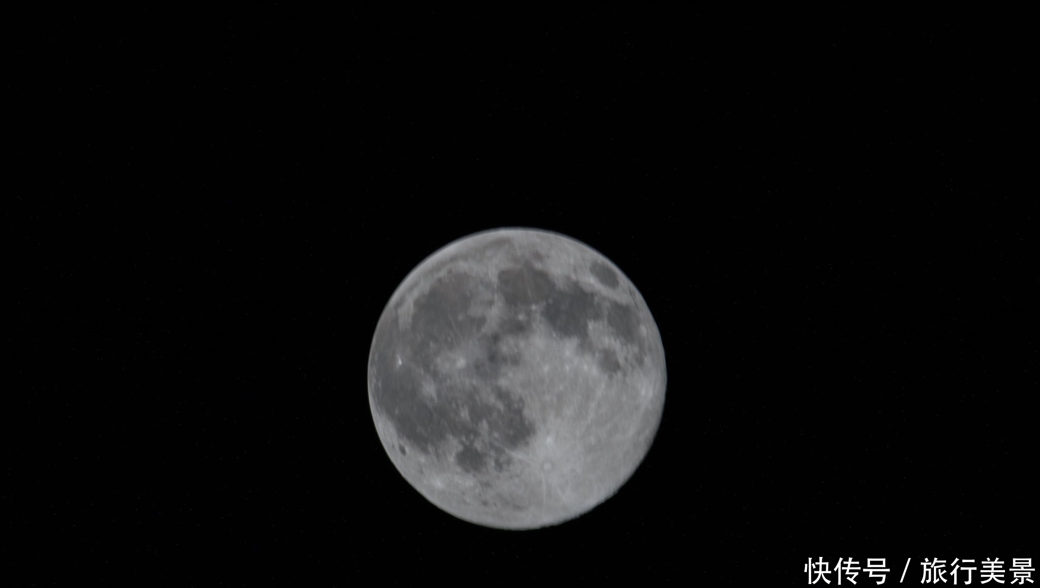 想知道从太空中看满月是什么样子？ 国际太空站照片告诉你