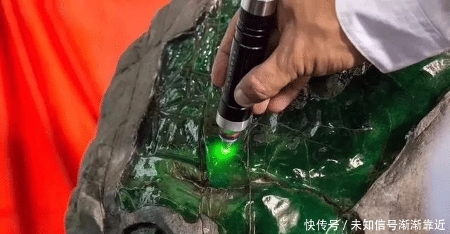 确认过眼神!今年最完美的赌石,1吨重玻璃种帝王绿估价5亿