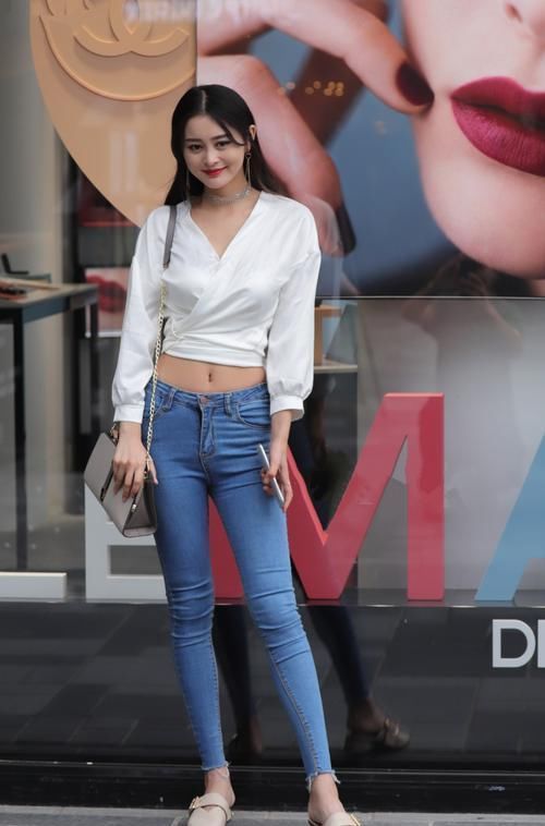  时尚|街拍小姐姐身穿的白色露脐衬衫设计，非常时尚大气