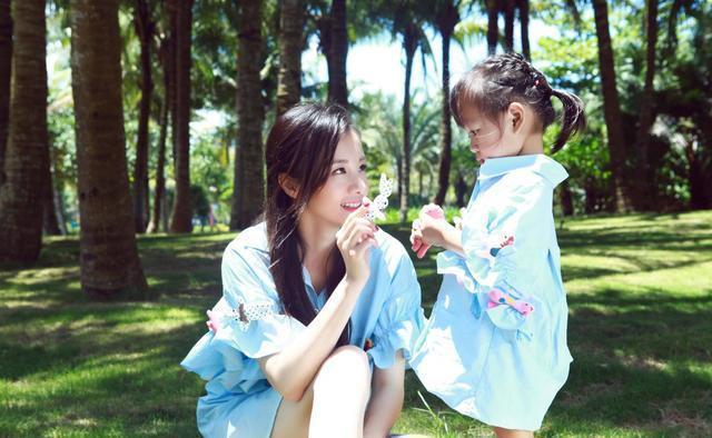 小恶魔|妈妈抱儿子出门,刚出小区就捂住孩子双眼,其他家长又学到一招