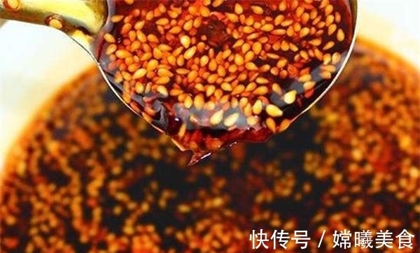 大厨|做辣椒油时，直接淋热油就错了！大厨教你正确做法，辣椒油香又亮