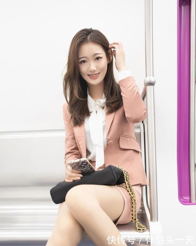 性感 地铁里帅气迷人的粉色西装少女,搭配一双浅色高跟鞋更是性感迷人!
