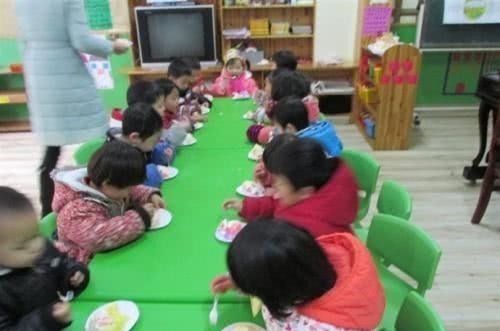 女儿|女儿幼儿园过生日,带的蛋糕却无一人吃,老师的解释让妈妈很惭愧