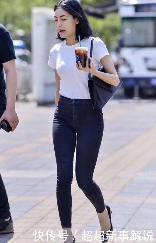 紧致修身的牛仔裤,更耐看和显瘦,而且十分甜美减龄