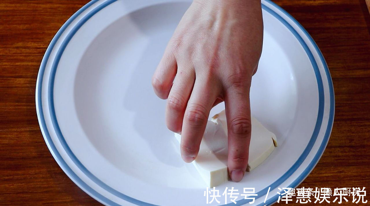 这是豆腐鱼头的快手做法,豆腐不油煎,鱼头不红烧,蒸一下就好了