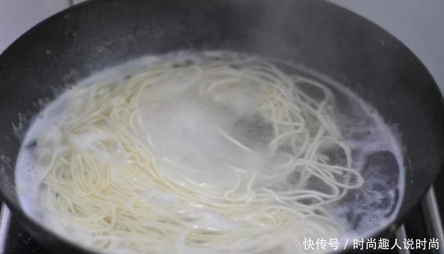  煮面条，开水下锅是错的！白案师傅做好3步，啥面条都爽滑筋道