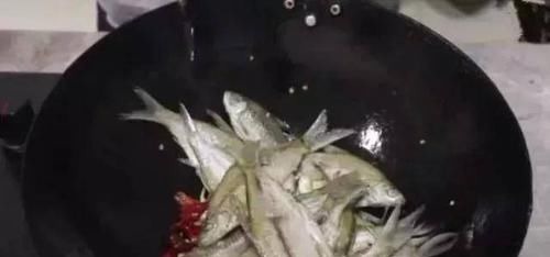 我家的鱼从来不炖，而是这样做，鱼肉鲜嫩又入味，就连鱼骨都吃掉