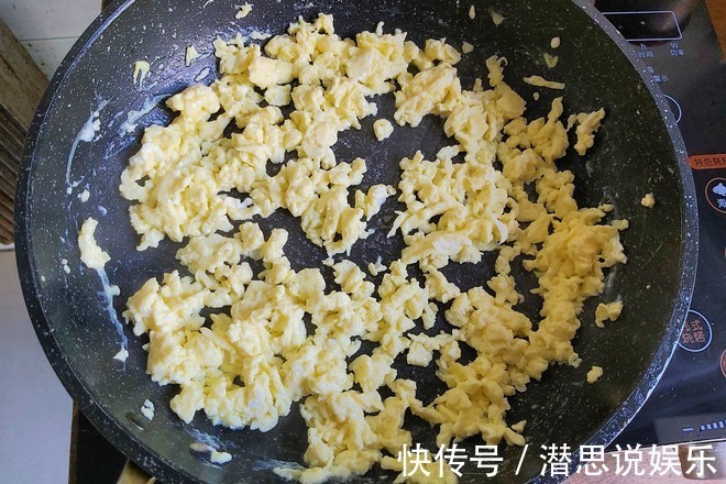 韭菜盒子的家常做法,皮薄馅大而且不出水,香酥又入味,超级解馋