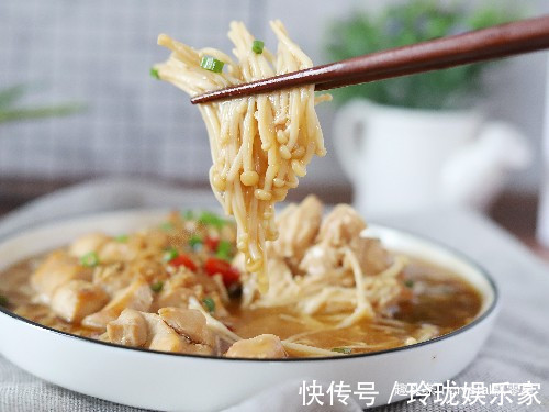 鸡胸肉蒸着吃，鲜嫩多汁超入味，开胃下饭两不误，一盘不够吃