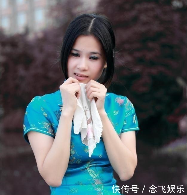 女子们&千娇百媚的女子正向贾平凹敬酒,贾平凹看着微醺女子,内心泛起阵阵涟漪