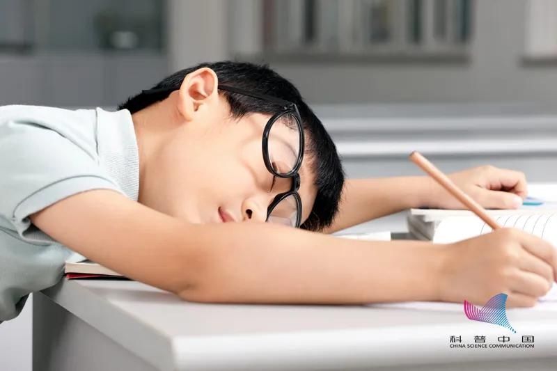 身体|睡觉时流口水是病吗？出现这几种情况，可能是身体在报警