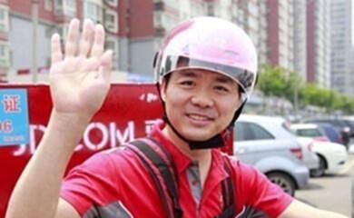 白手起家|刘强东年轻时的照片,穿搭令人心酸,网友坦言:这才是白手起家