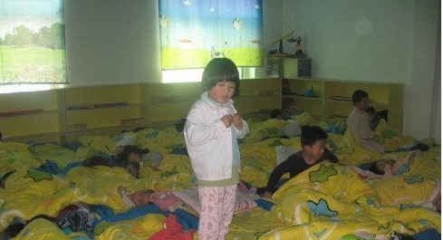 绳子|幼儿园孩子午睡实拍,看完后,你还会给孩子买这3种衣服吗
