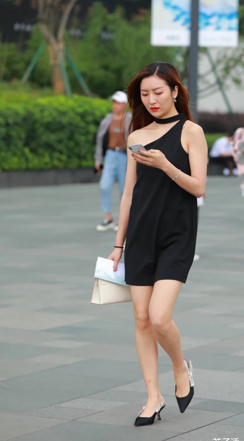 熟女|阿姨一身黑色连衣裙穿出熟女特有的气质和味道