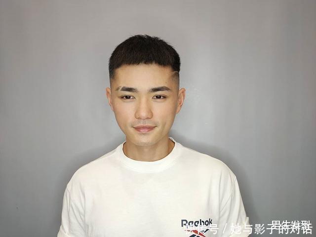 男生别迷恋“背头”发型了,今夏留这4款短发,时尚帅气不油腻