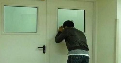 产妇|孕妇半夜生下二胎,懂事女儿守在产房外,网友:孩子爸爸去哪了?