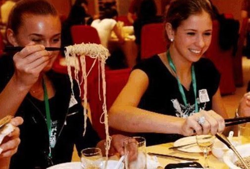 乐坏了|为了吃中餐,外国人发明“新型筷叉”,把中国网友乐坏了