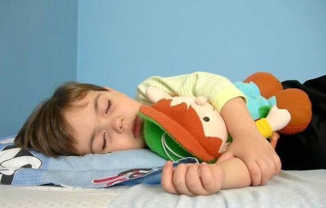 孩子|七岁孩子想和妈妈一起睡觉,爸爸拒绝,孩子的话让妈妈忍不住笑