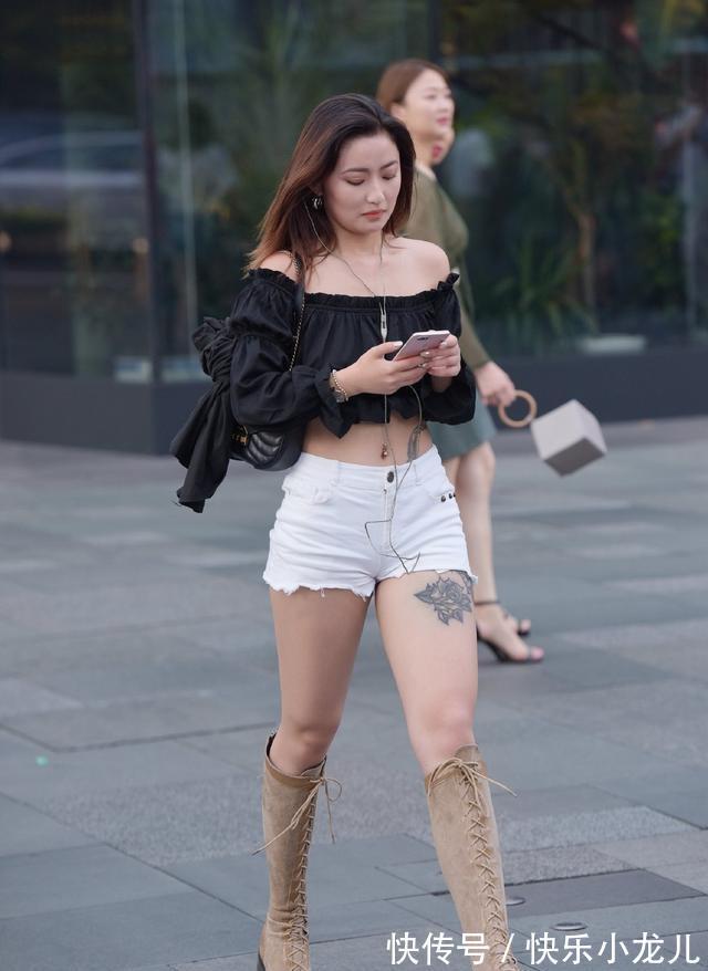 百褶裤 咖色短裤搭黑色半靴,优雅而不失吸引力,大方又很有精致感