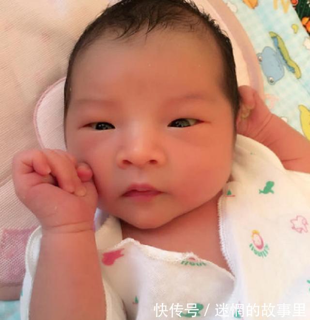 父母|新生儿出生7天还不肯“睁眼”,父母忧心忡忡送医院,遭医生取笑
