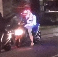 |搞笑GIF:美女有你这样吃饺子的吗,你家醋难道不要钱吗