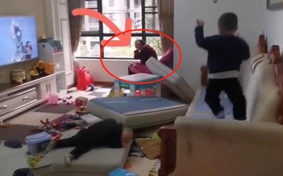 "佛系奶奶"带娃走红,面对熊孩子拆家视而不见,躺在阳台淡定自如