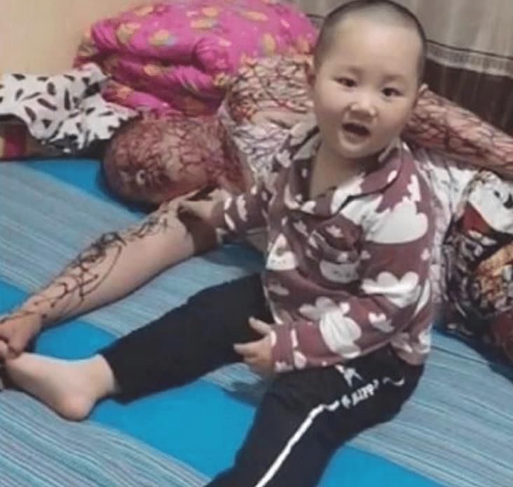 作画|“画家宝宝”趁妈妈睡觉,用口红在她腿上作画,网友:三天没打了