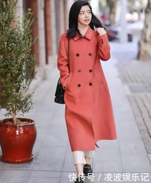 三木的“红色大衣穿搭”真美,喜庆又洋气,圣诞、新年照穿就对