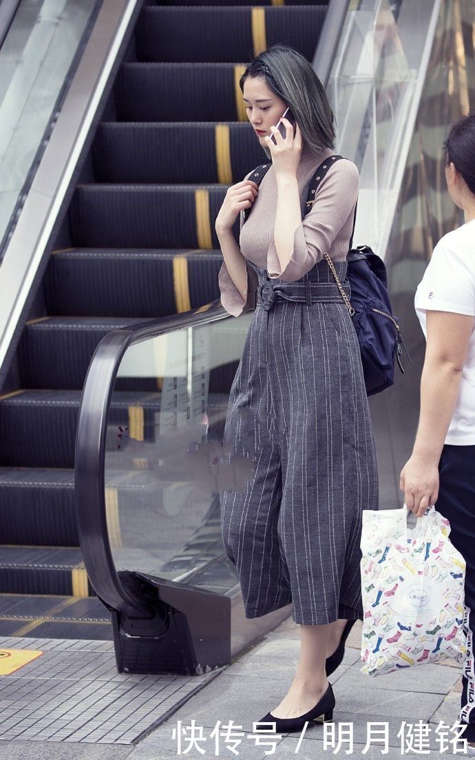 街拍身材高挑的小美女,吊带背心配短裤,清凉又时尚