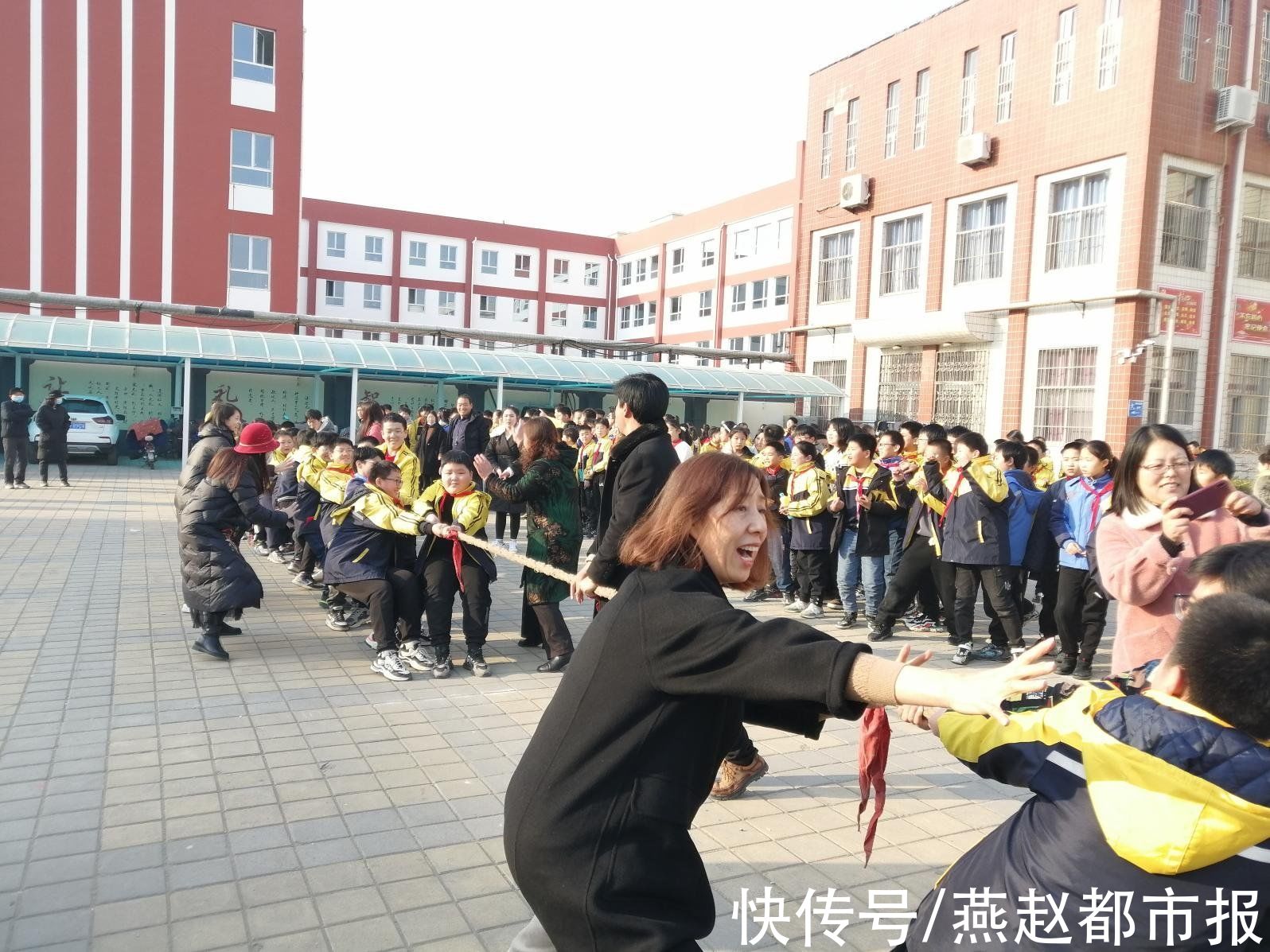 拔河赛|河间市第二实验小学：拔河赛让操场变成沸腾海洋