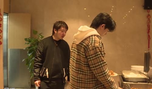 宋亚轩广电食堂吃自助餐，吃肉怕浪费，拿了两个大馒头：山东人最爱