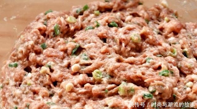 调猪肉馅时,掌握这3个关键技巧,肉馅软嫩多汁,不柴不硬更入味