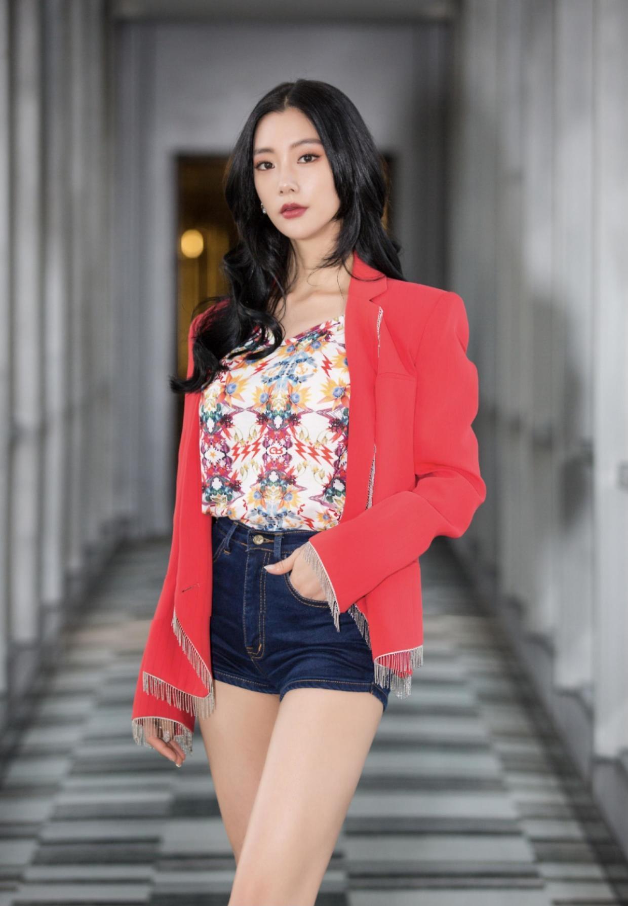 克拉拉带火了一种穿搭，叫“红色西装+牛杂短裤”，秀出高挑身材