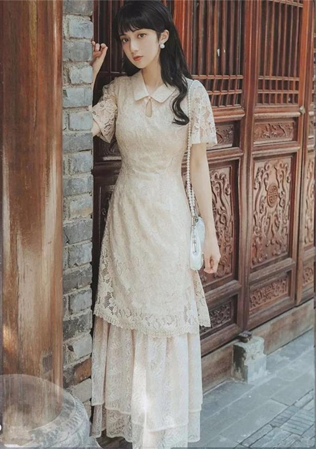 别样|街拍:黑色背心搭配休闲牛仔裤,带来别样的美感