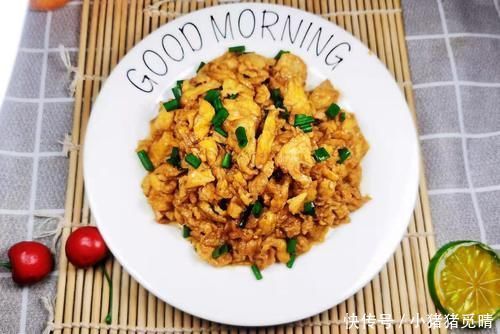 鸡蛋别只会炒番茄,加它一起炒,味道鲜得没话说,吃一次就忘不掉