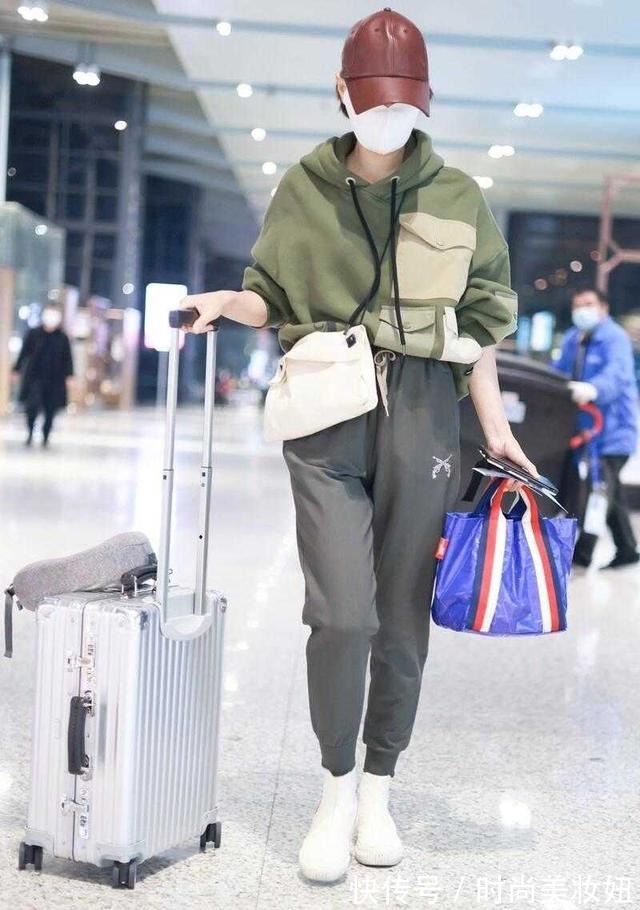 无龄感 马伊琍衣品真洋气,穿白色卫衣配运动裤,减龄不说还很高级