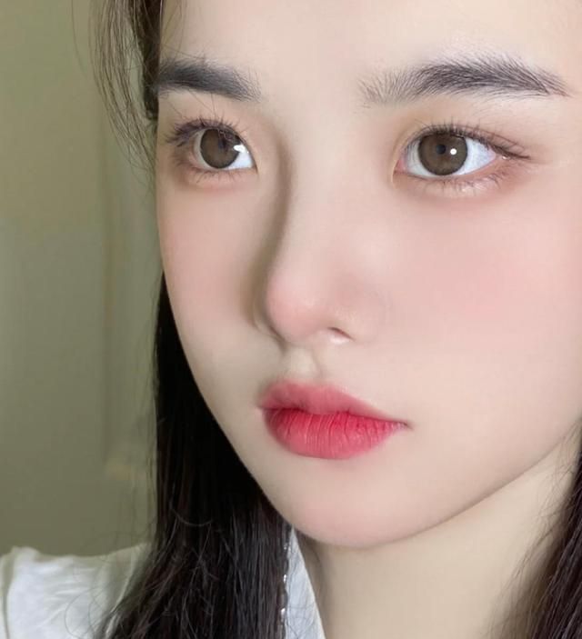 唇妆 怎么涂口红才好看?唇峰近显幼态,唇线内收更精致,提升高级感!