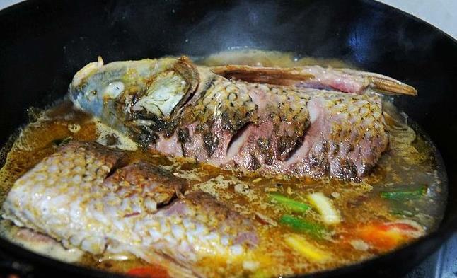 大厨|炖鱼去腥味,用白酒还是料酒?都错了,大厨教你一招,好吃无腥味