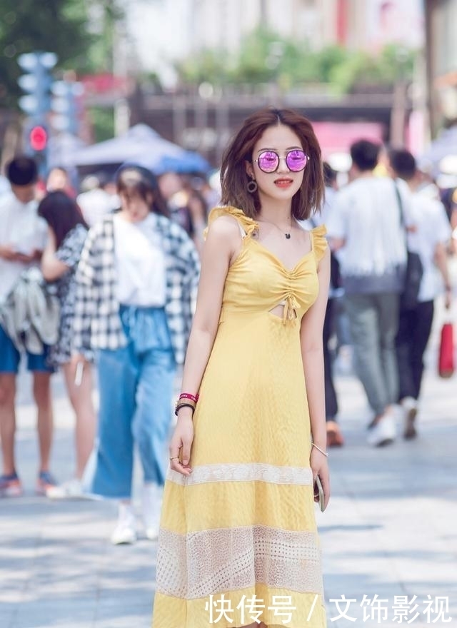 酷酷装扮的连衣裙充满青春的时尚活力,增添个性时尚感