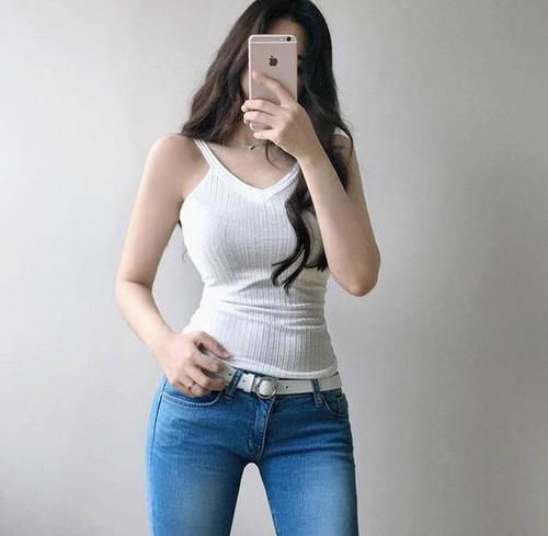 小姐姐爱穿紧身牛仔裤，穿出妙曼曲线，散发出甜美气息！