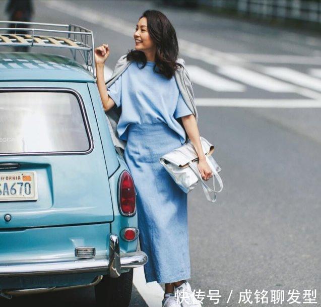 运动鞋|简单就是高级,成熟女人都爱的“半身裙+运动鞋”,舒适又显年轻