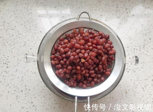 红豆最简单的做法,放点红糖一起煮,女人多吃补血养颜越吃越年轻