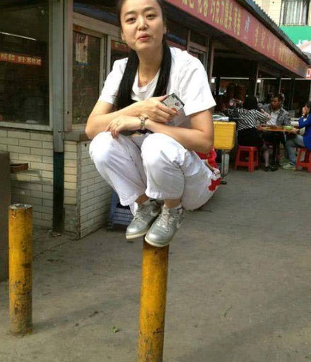 |搞笑图片幽默段子笑话大哥你点香烟的方式还挺特别啊,哈哈